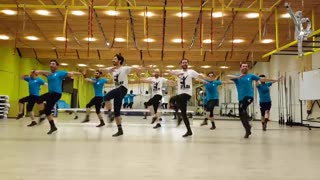 رقص شاد و سریع آذری - کلیپ تمرین گروهی در سالن ورزشی