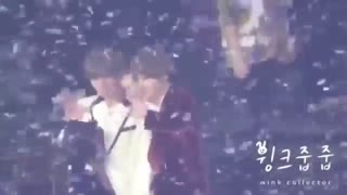 رابطه دوستانه تهیونگ بی تی اس bts و جیهون واناوان wannaone در مراسم دیروز MGA