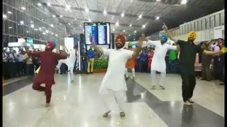 دیدنی: رقص در فرودگاه کلکته