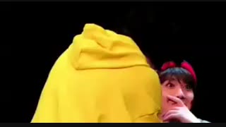 ریکشن هونگکی وقتی فن گرلش میگه (میشه بوست کنم؟)○_○...عاشقشم..خخخ..پلی شه