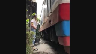 رد شدن قطار از بیخ گوشتان!