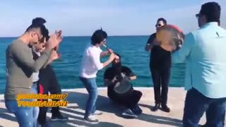 اجرای زیبای امید حاجیلی در کنار خلیج همیشه فارس به همراه آقای افشاری و گروه حاجیلیتوووو