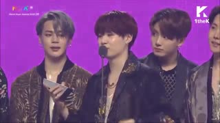 لحظه اعلام برد دسانگ "best artist of the year" توسط بی تی اس bts در مراسم Melon Music Awards 2018