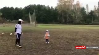 بچه داری سرمربی تیم فوتبال بانوان ملوان در هنگام تمرین