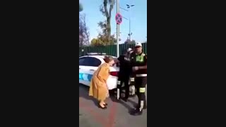 ‏پلیس گرفتتش ببینید چه کولی بازی در میاره!