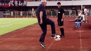 مهارت‌های فوق‌العادۀ مربیان فوتبال جهان در جریان مسابقه!