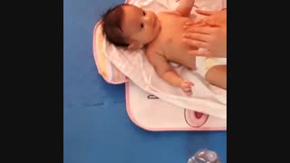 ماساژ شکم نوزاد