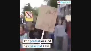 تظاهرات کودکان آلمانی در اعتراض به استفاده بیش از حد پدر و مادرها از تلفن‌های هوشمند