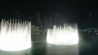 زیباترین آبنمای موزیکال دبی با ویولن بیژن مرتضوی