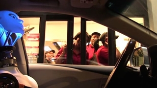 دوربین مخفی ربات راننده در پارکینگ رستوران