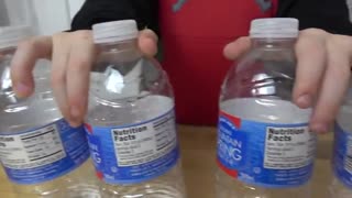 حرکات دیدنی بچه ها ی با مزه با بطری آب ،حتما ببینید!