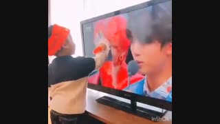 وقتی ی بچه دستمال میکشه رو تی وی که مثلا اشکای تهیونگ رو پاک کنه :")