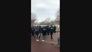 مراسم فلفل افشانی توسط پلیس فرانسه!