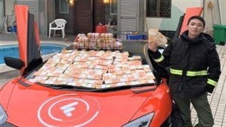 خودنمایی عجیب میلیونر هنگ‌کنگی در خیابان!