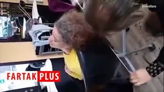 جدیدترین سبک آرایشگران؛ اصلاح موی سر با شمشیر سامورایی!