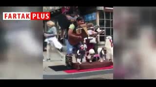 نواختن همزمان ۱۰ ساز و عروسک‌گردانی توسط یک نفر!