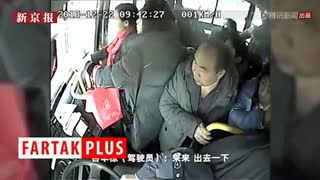 عمل انسان‌دوستانه راننده و مسافران اتوبوس پس از تصادف آمبولانس!