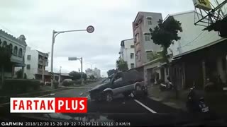 واژگونی خودروی شاسی بلند روی موتورسوار نگون بخت