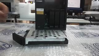 نحوه قرار دادن هارد در استوریج QNAP TS-453A