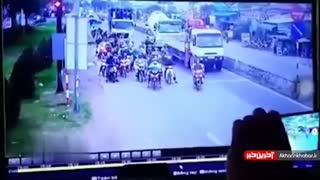 زیر کردن ۲۱ موتور توسط کامیون در ویتنام