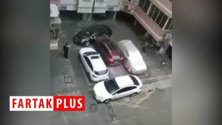 برخورد عجیب مرد جوان با خودروهایی که راه ماشینش را قفل کرده بودند