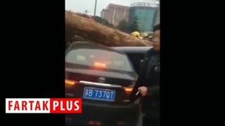 لحظه وحشتناک واژگون شدن تریلی در سر چهار راه