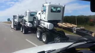 حمل عجیب کامیون های پشت سر هم