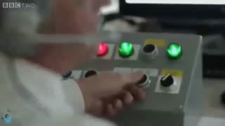 اگر یک پر و یک توپ را در خلأ رها کنیم چه اتفاقی میفتد؟