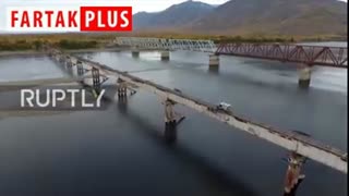 ریسک عجیب راننده کامیون با عبور از پل چوبی!