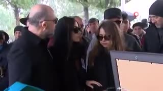 مراسم فوت مادر هانده ارچل (حیات سریال عشق حرف حالیش نمیشه) hande ercel