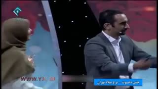 بغل کردن مجری زن و مرد در برنامه زنده