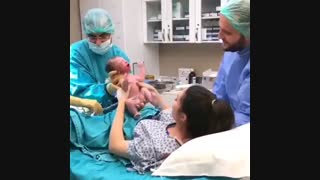 لحظه ورود نوزاد