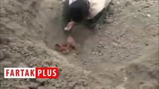 لحظه پیدا شدن بقایای پیکرهای شهدا در منطقه عملیات رمضان