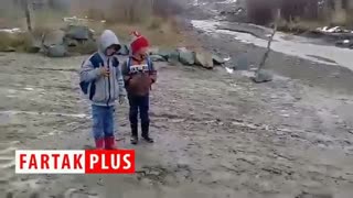عبور دشوار دانش‌آموزان از رودخانه در "سوخسو انقلاب"