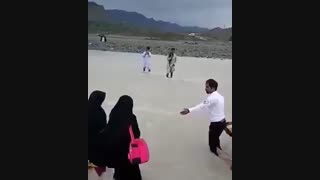 عبور دادن زن باردار با برانکارد از رودخانه در نیکشهر