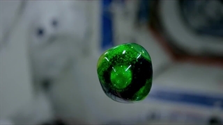 افزودن رنگ خوراکی و قرص جوشان به آب در فضا