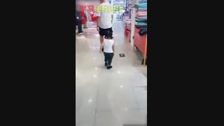 الگو گرفتن بچه از بزرگترش XD