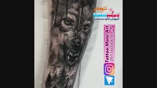 گرگ در جنگل تاریک روی بازو