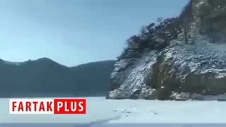 غرق شدن یک خودرو هنگام حرکت روی رودخانه یخ زده