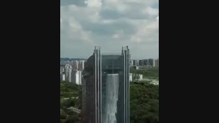 آبشار وسط ساختمان