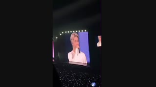 ارمی ها و اعضا برای تولد هوپیمون توی کنسرت اهنگ تولد مبارکو خوندن