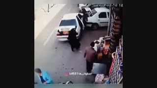 له شدن زن و شوهر زیر خودرو سواری