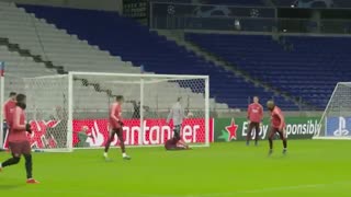 بازیکنان بارسلونا آماده رویارویی با لیون