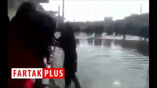 اوضاع عجیب دانش‌آموزان یک مدرسه پس از بارندگی!