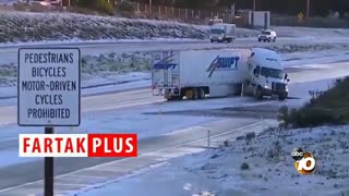 قیچی کردن تریلی هجده چرخ در جاده‌ای یخ زده