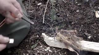 درست کردن آتش با استفاده از آتشزنه فلزی ( چخماق)