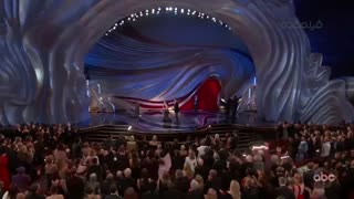 لحظه اهدای جایزه بهترین موسیقی اسکار به لودویگ گورانسون