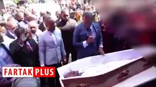 شوآف یک کشیش در زنده کردن مرده درون تابوت!