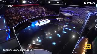 نوازندگی شرکت‌کننده عصر جدید با ساز ابداعی و دسته جارو