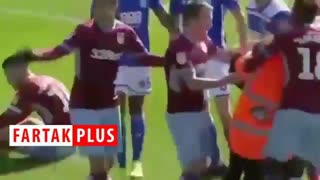 حمله هوادار خشمگین به بازیکن بیرمنگام